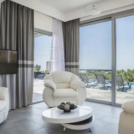 Villa Trapezaki Sleeps 6 Pool Air Con *
