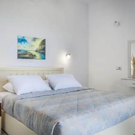 Trapezaki Sleeps 6 Pool Air Con *