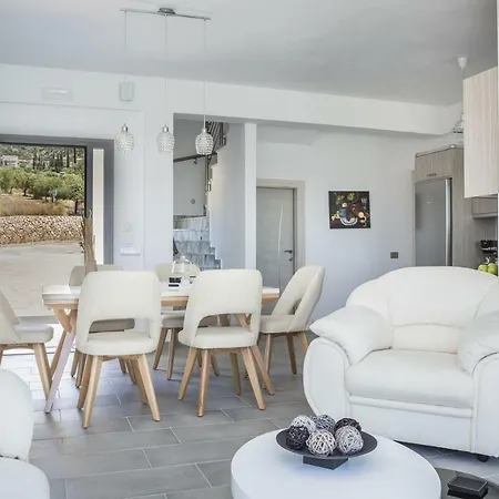 Trapezaki Sleeps 6 Pool Air Con Βίλα